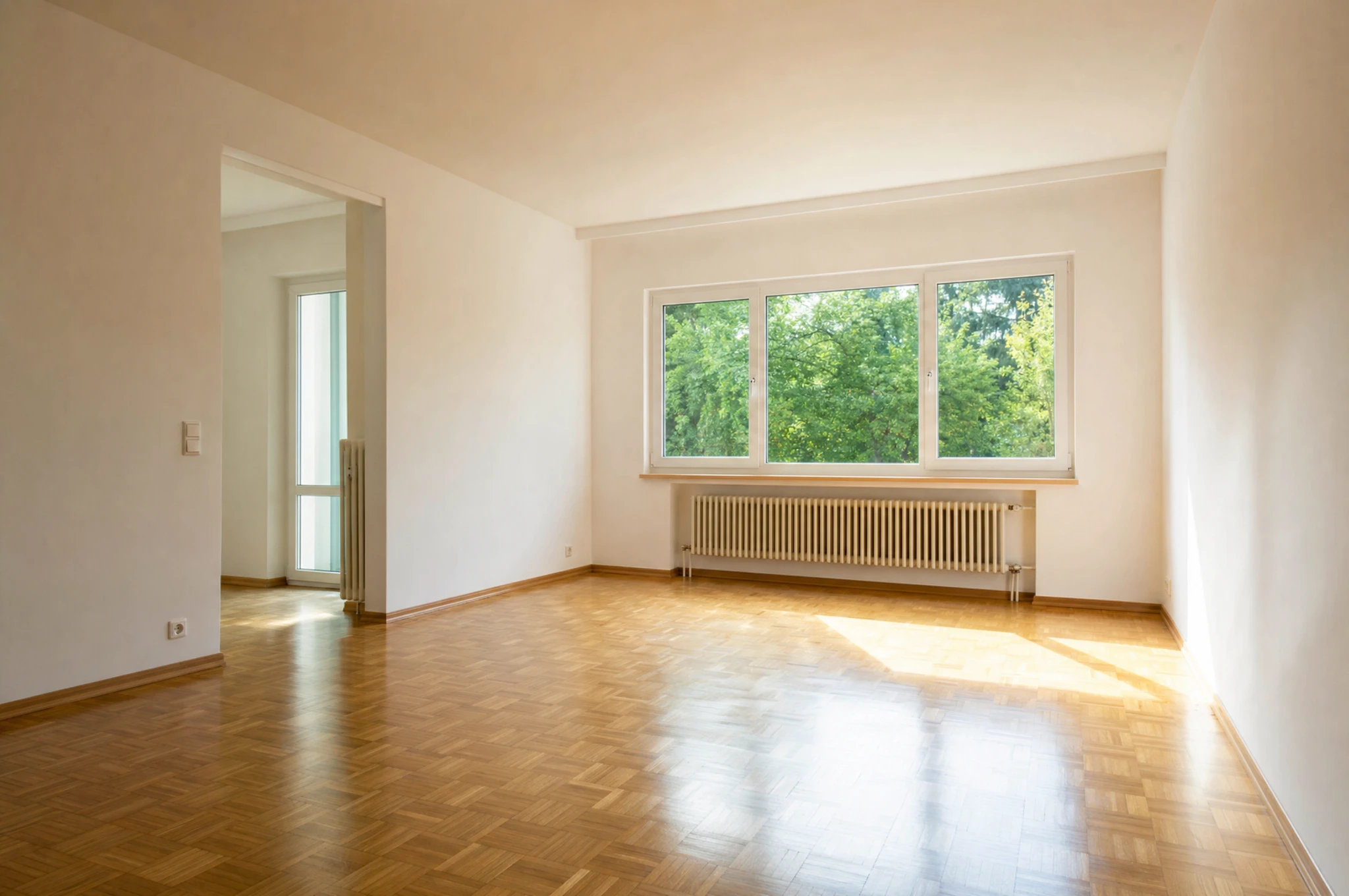 Fachgerechte Wohnungsräumung mit besenreiner Übergabe – Clearx Vollständig und besenrein geräumte Wohnung mit hellem Parkettboden